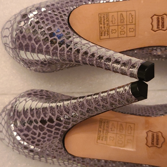 White House Black Market Rece Silver Metallic - Picture 10 of 10